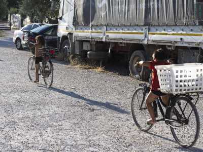Alcuni sfrecciano tra gli ulivi a bordo dei loro tricicli o di biciclette troppo pi� grandi di loro...